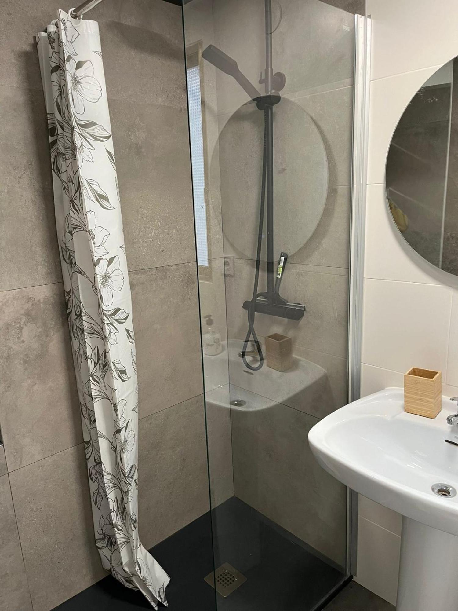 Centrally-Located, Spacious Flat At Historic Centre & Short Walk To Beach Alicante Ngoại thất bức ảnh