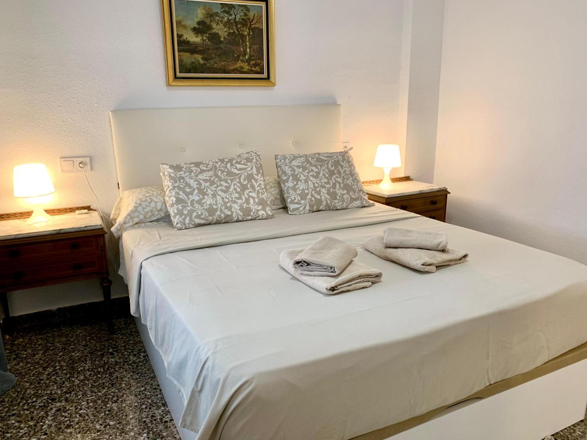 Centrally-Located, Spacious Flat At Historic Centre & Short Walk To Beach Alicante Ngoại thất bức ảnh