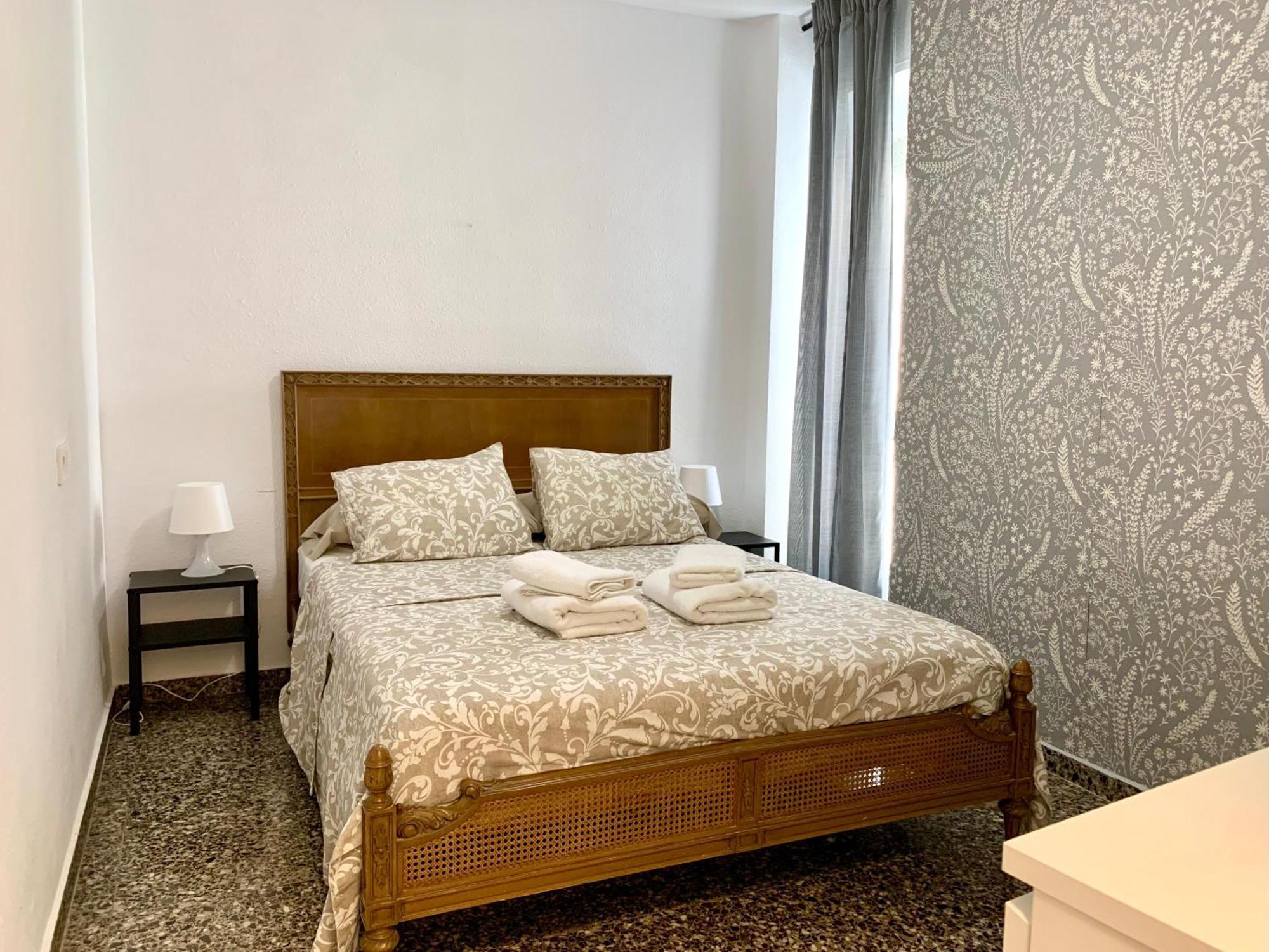 Centrally-Located, Spacious Flat At Historic Centre & Short Walk To Beach Alicante Ngoại thất bức ảnh