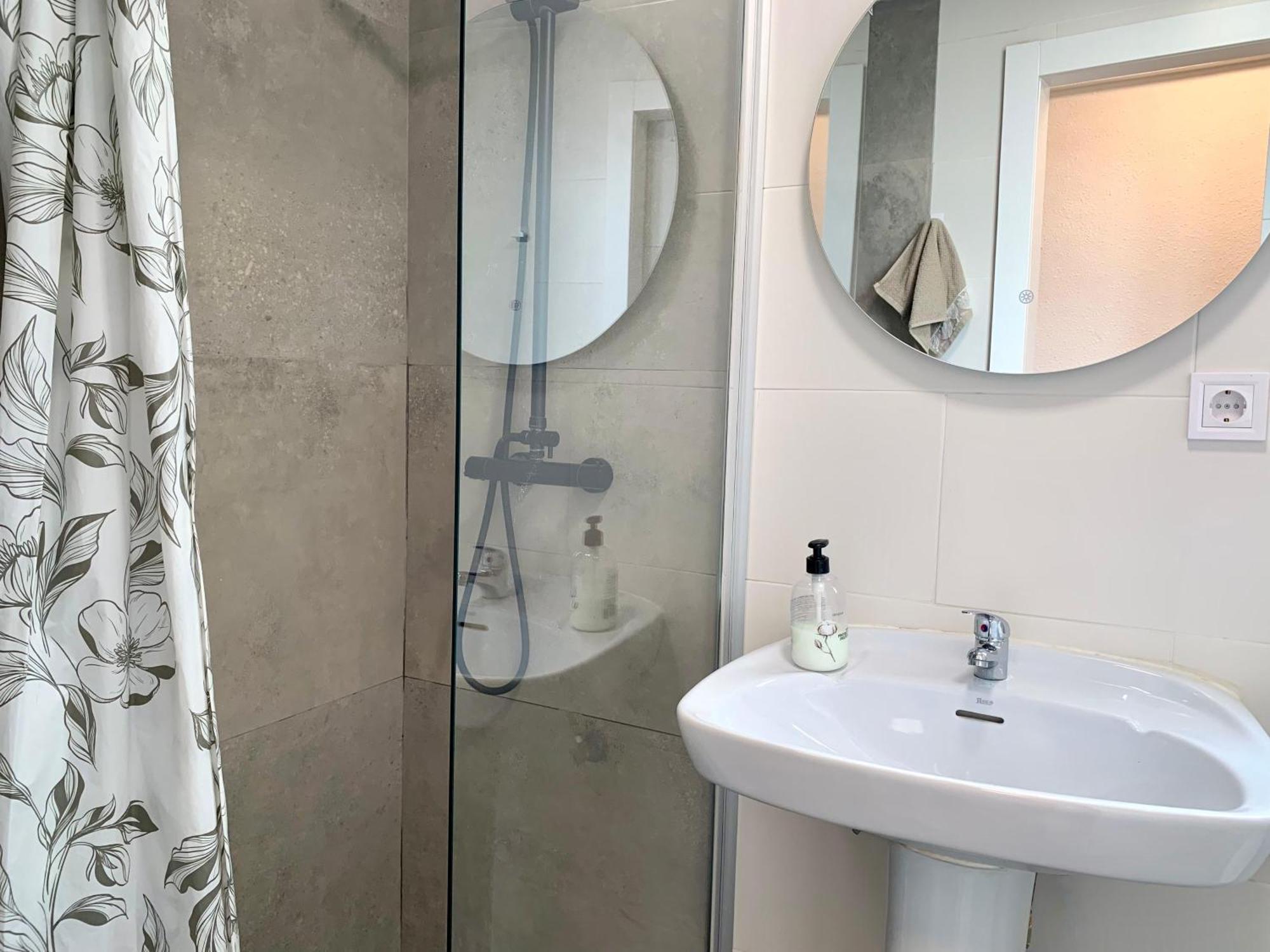 Centrally-Located, Spacious Flat At Historic Centre & Short Walk To Beach Alicante Ngoại thất bức ảnh