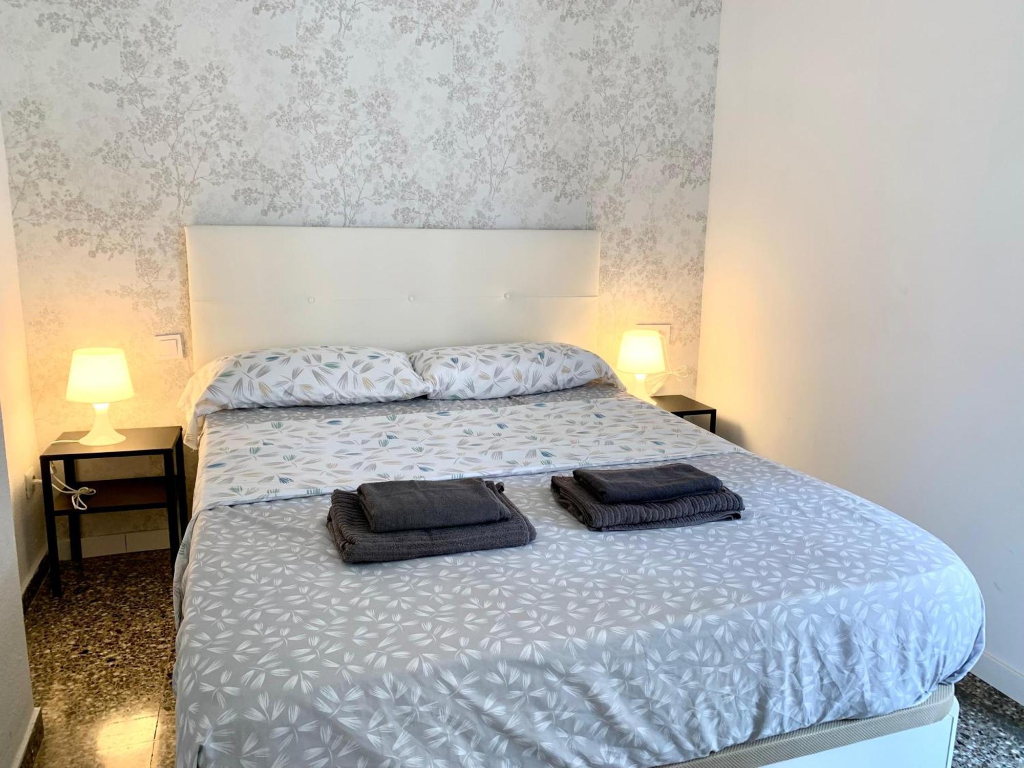 Centrally-Located, Spacious Flat At Historic Centre & Short Walk To Beach Alicante Ngoại thất bức ảnh